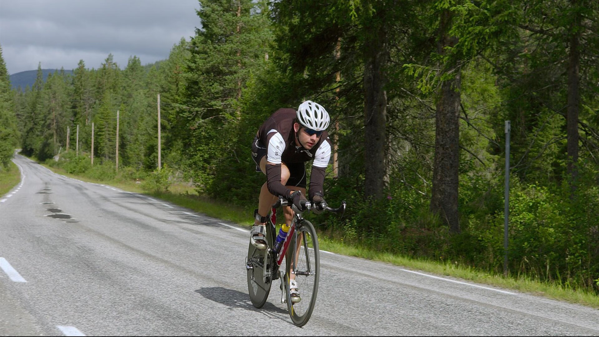 青岛队轻取太阳，范弗利特刷新纪录，一场比赛，两种传奇